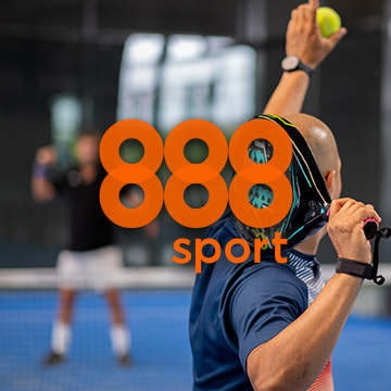 Logo de 888sport, líder del ranking de casas de apuestas de pádel, sobre la imagen de un partido.