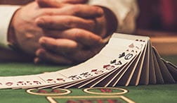 Cartas de la baraja del blackjack para casinos en línea.