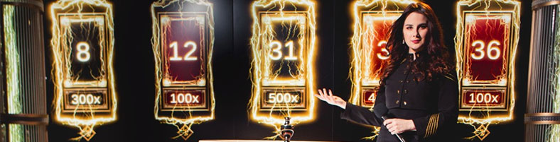 Mujer presentando un panel de ruleta relámpago en vivo de Evolution.