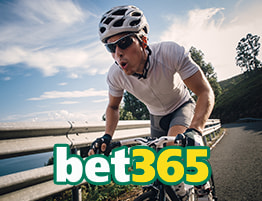 Un ciclista y el logotipo de la casa de apuestas bet365.