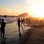 Jóvenes en una playa de Río de Janiero durante el atardecer.