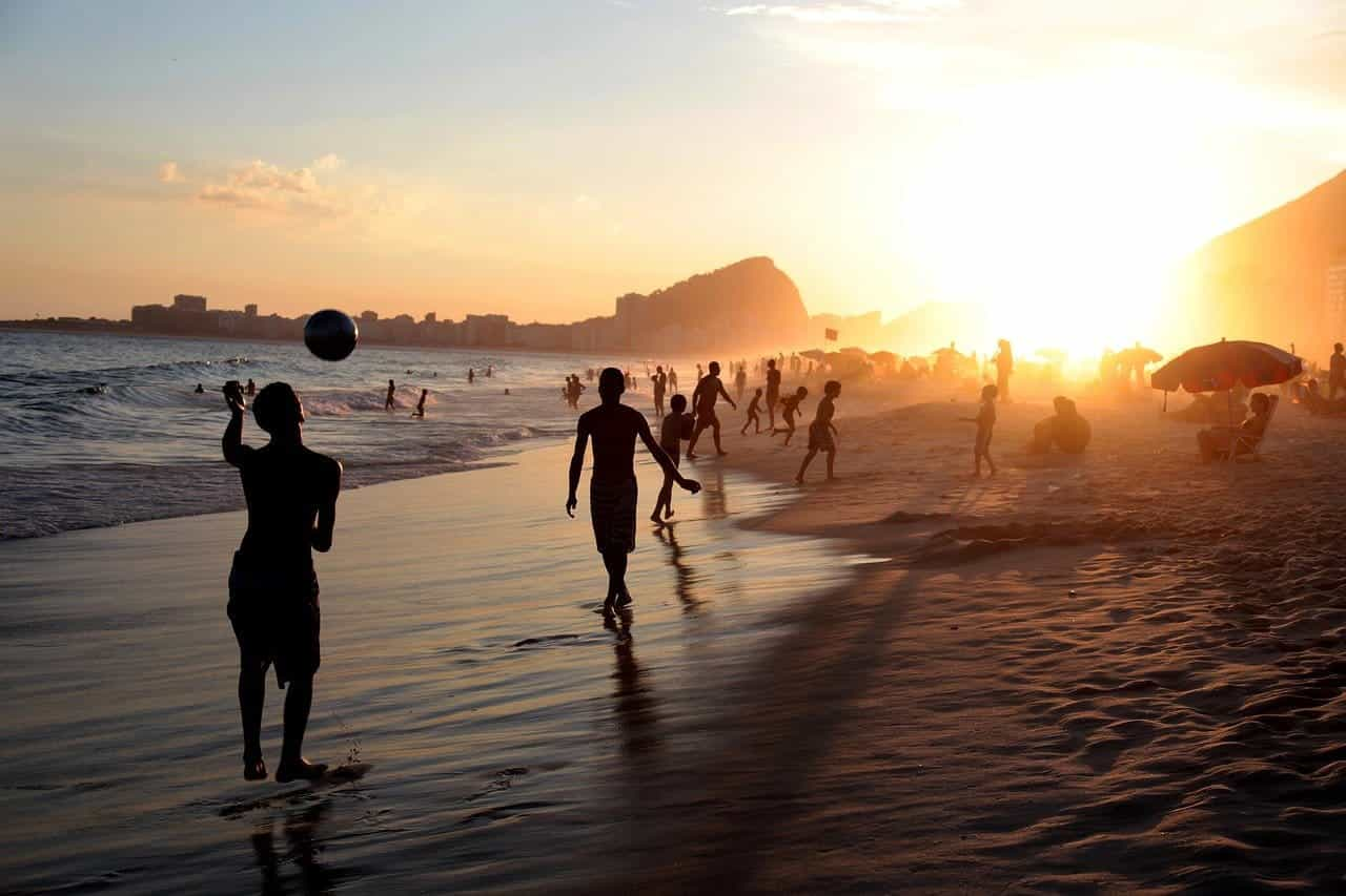 Jóvenes en una playa de Río de Janiero durante el atardecer.