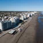 Playa y resorts en la costa de Argentina.