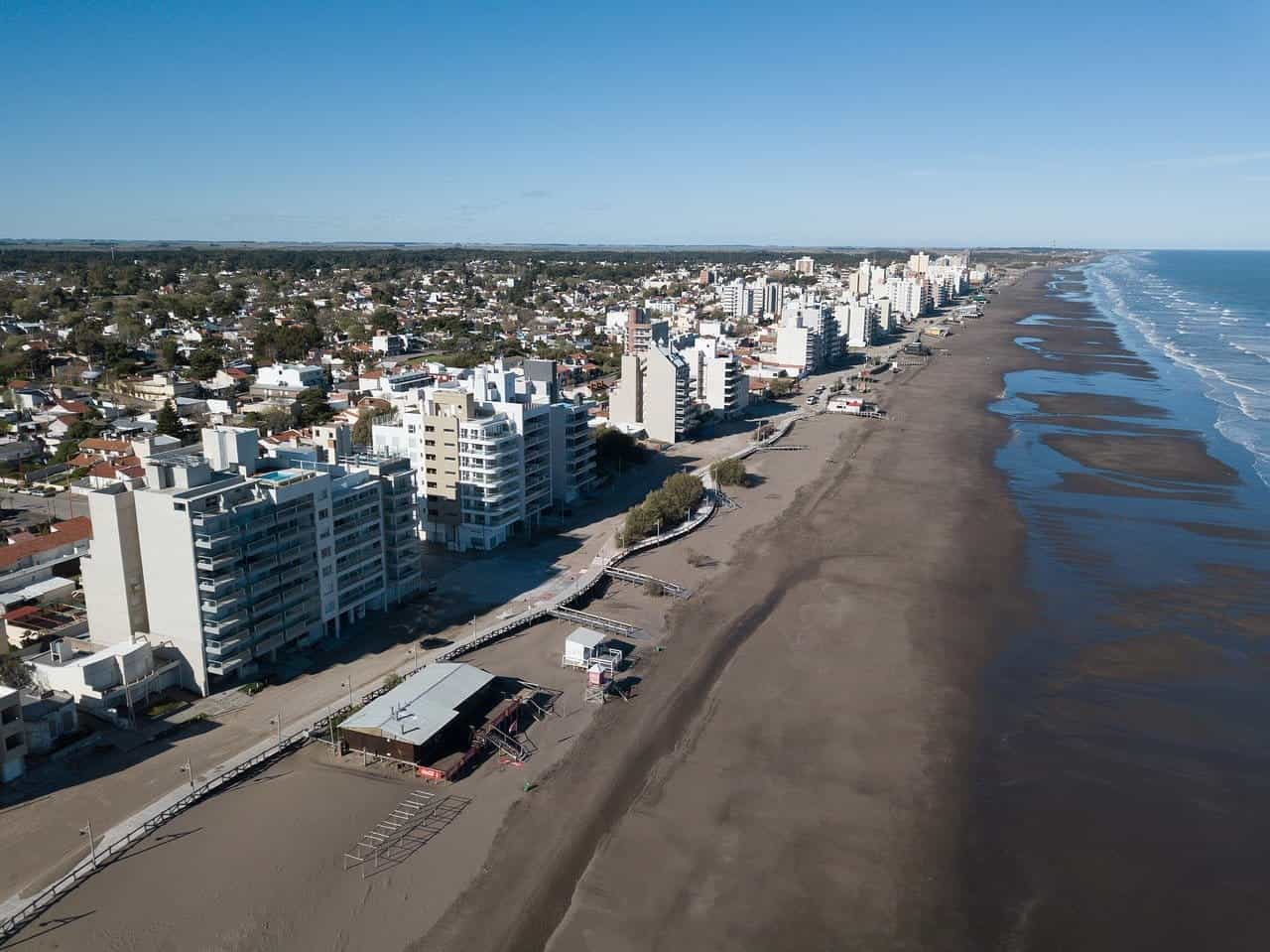 Playa y resorts en la costa de Argentina.