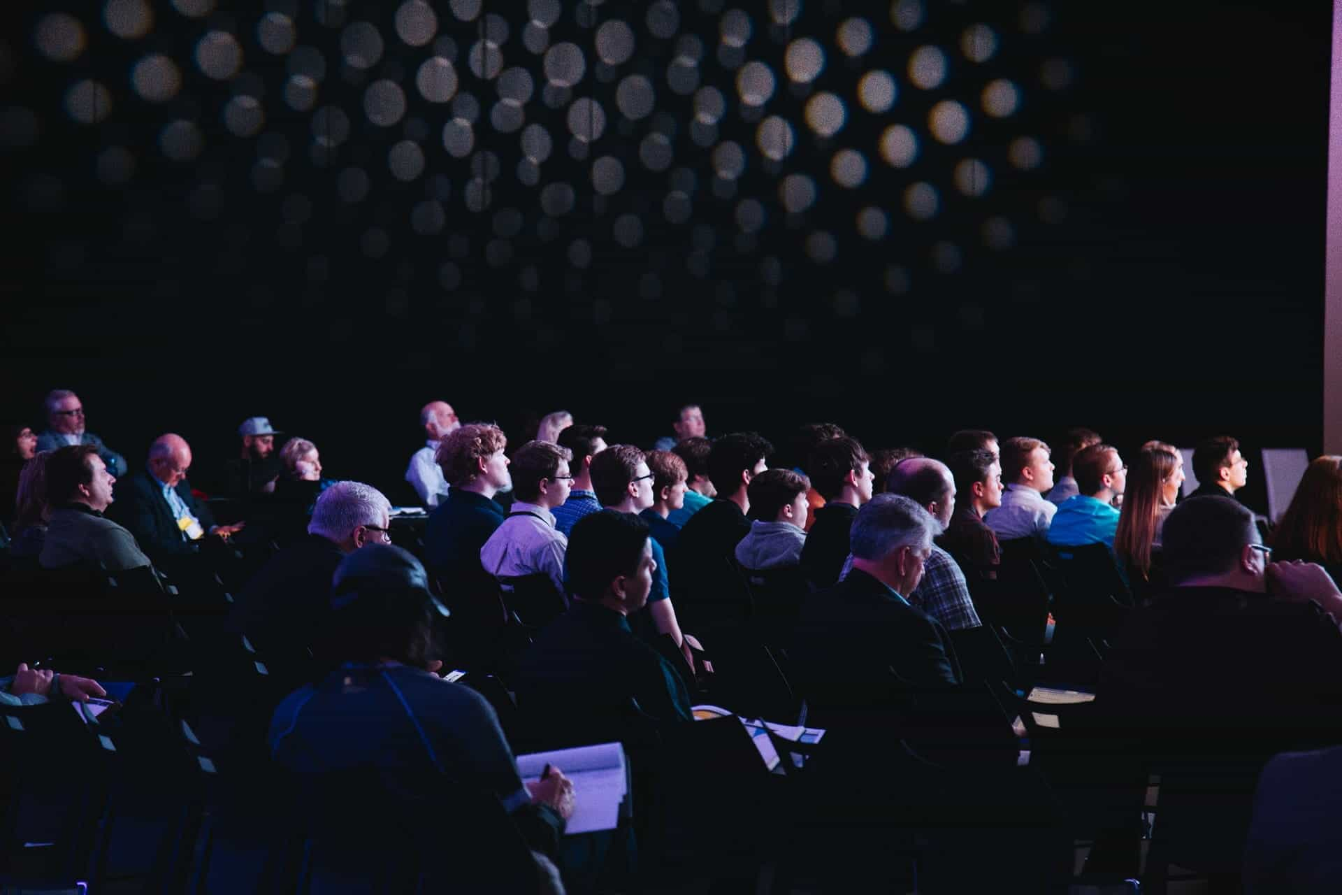 Grupo de gente atendiendo a un evento.