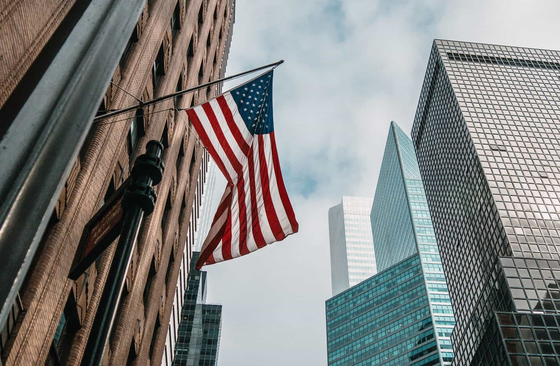 Bandera norteamericana en un edificio en Nueva York.