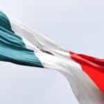 Bandera mexicana al viento.