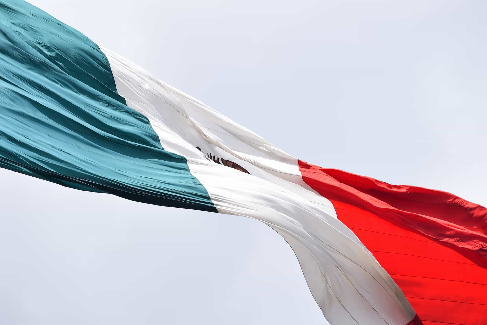 Bandera mexicana al viento.