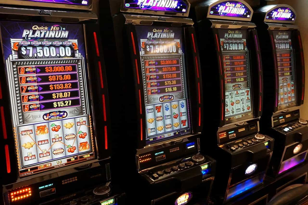 Máquinas tragamonedas en un casino.