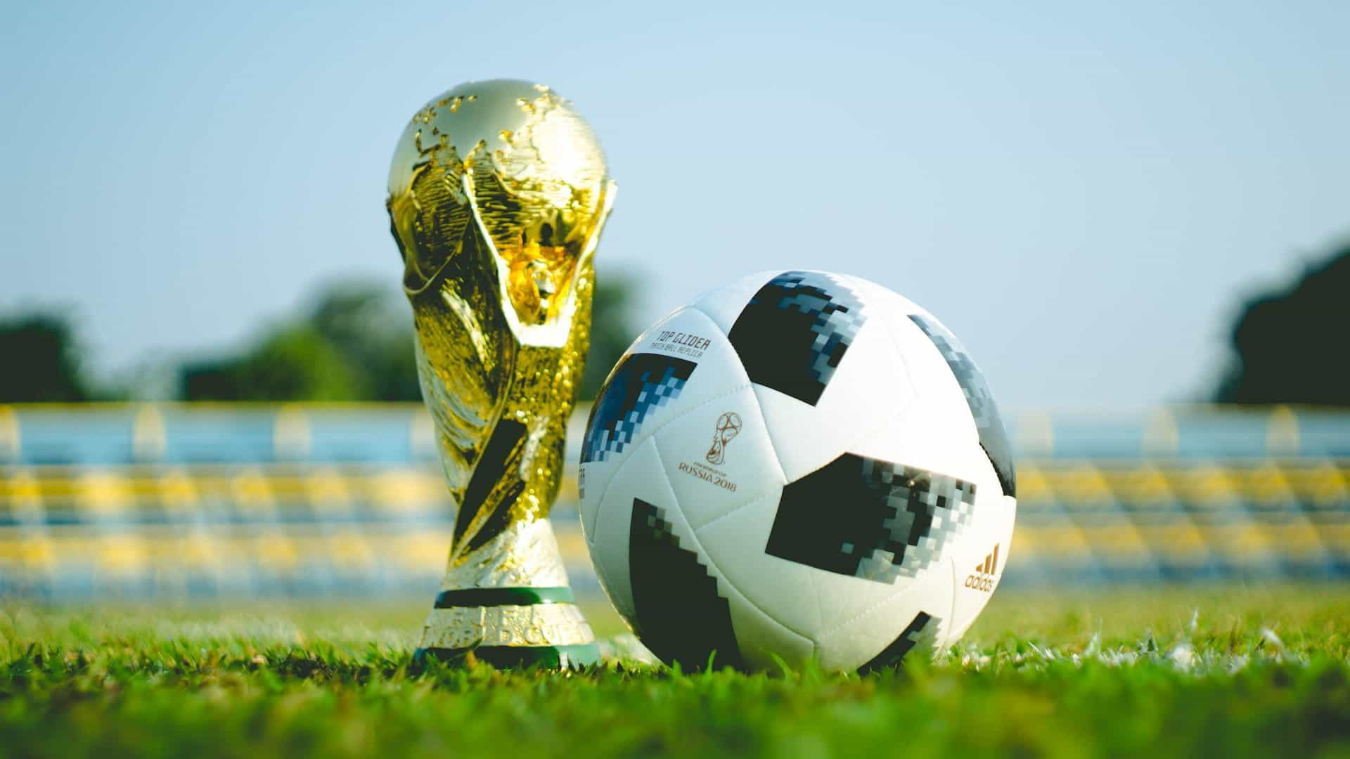 Balón y Copa del Mundo de Fútbol.