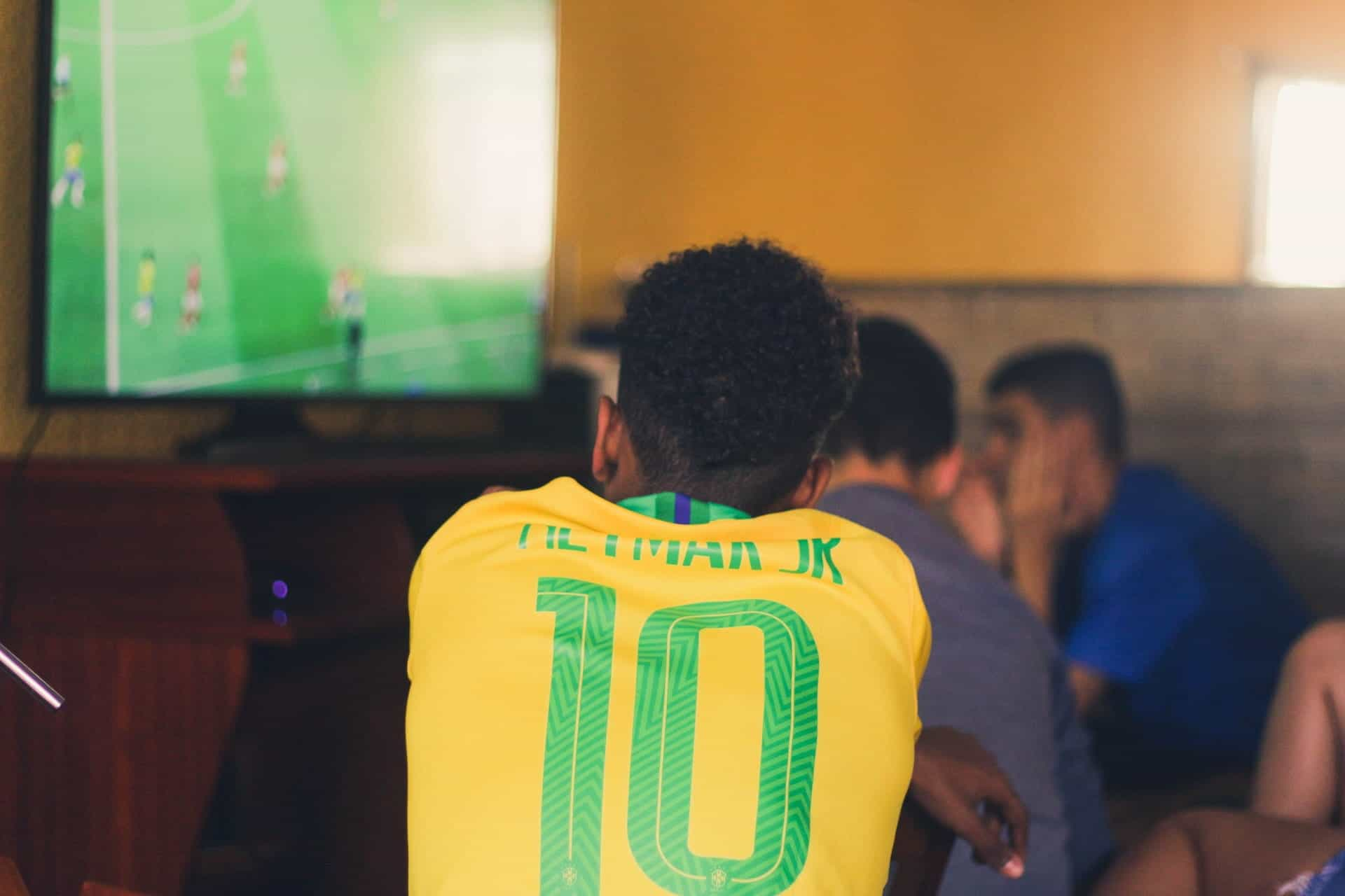 Mirando un partido de fútbol de Brasil en la Copa del Mundo con la camiseta de Neymar Jr.