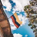 Bandera colombiana en un edificio.