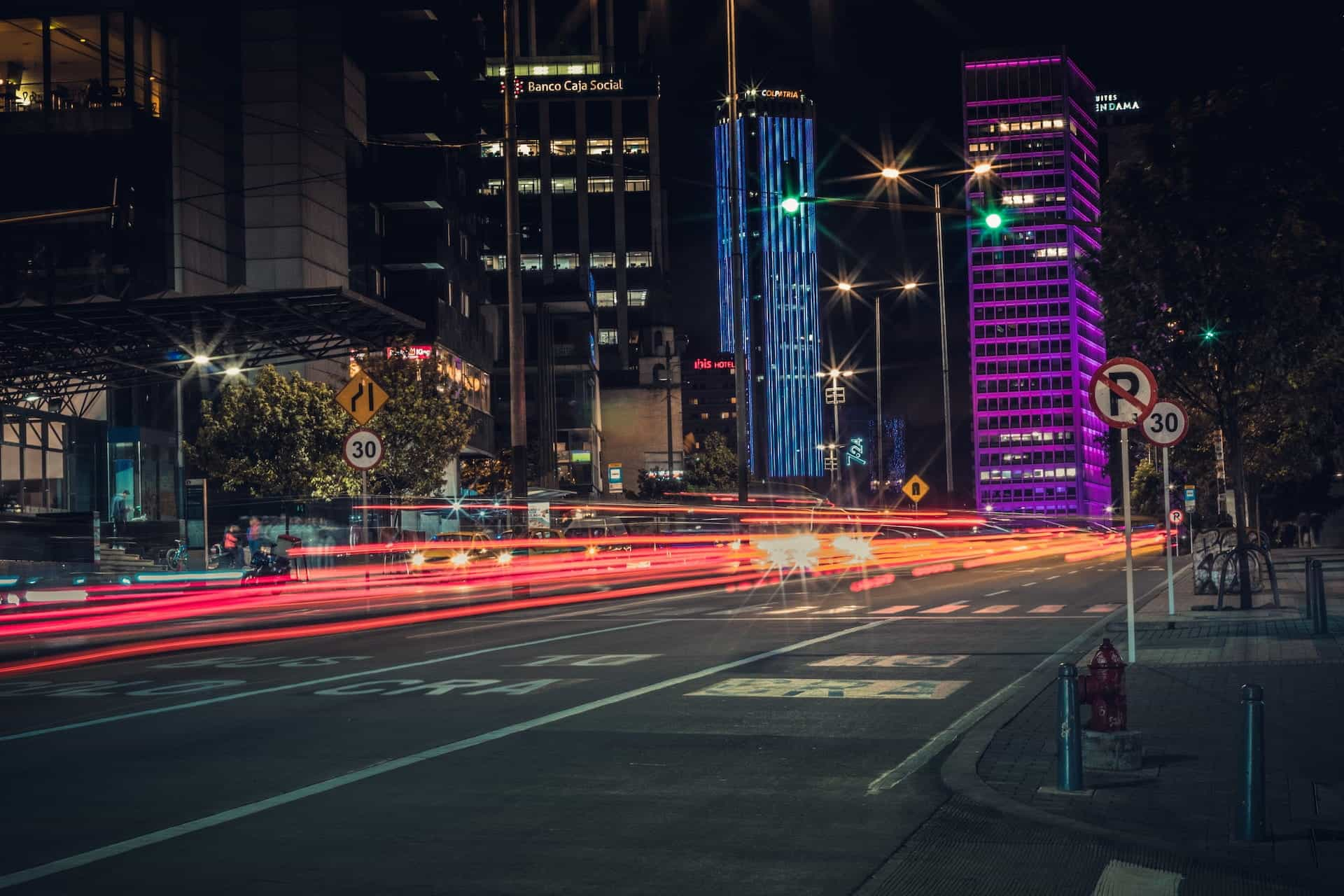 Calles de Bogotá, Colombia, durante la noche.