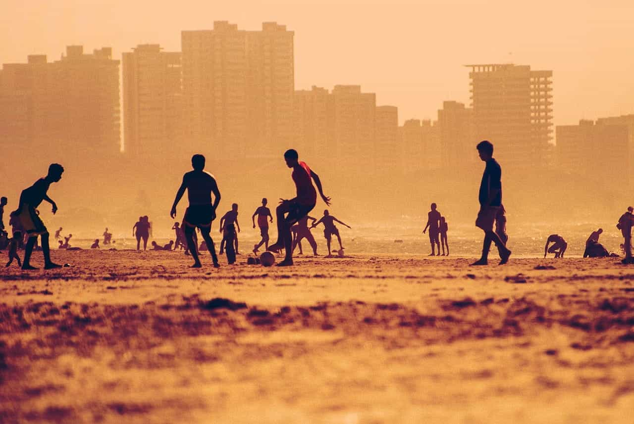 Jugando al fútbol en una playa en Brasil.