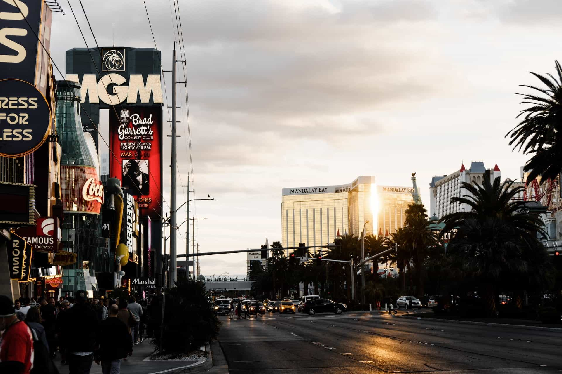 Calle en Las Vegas, Nevada, con el casino MGM.