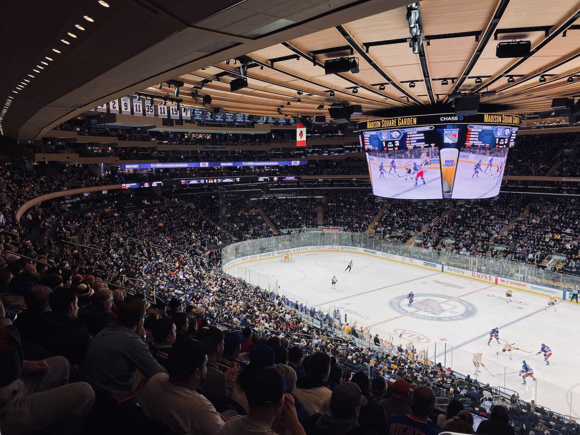 El Madison Square Garden en Nueva York durante un partido de hockey sobre hielo.