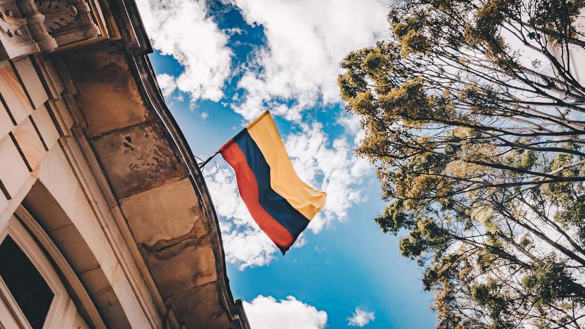 Bandera colombiana en un edificio.