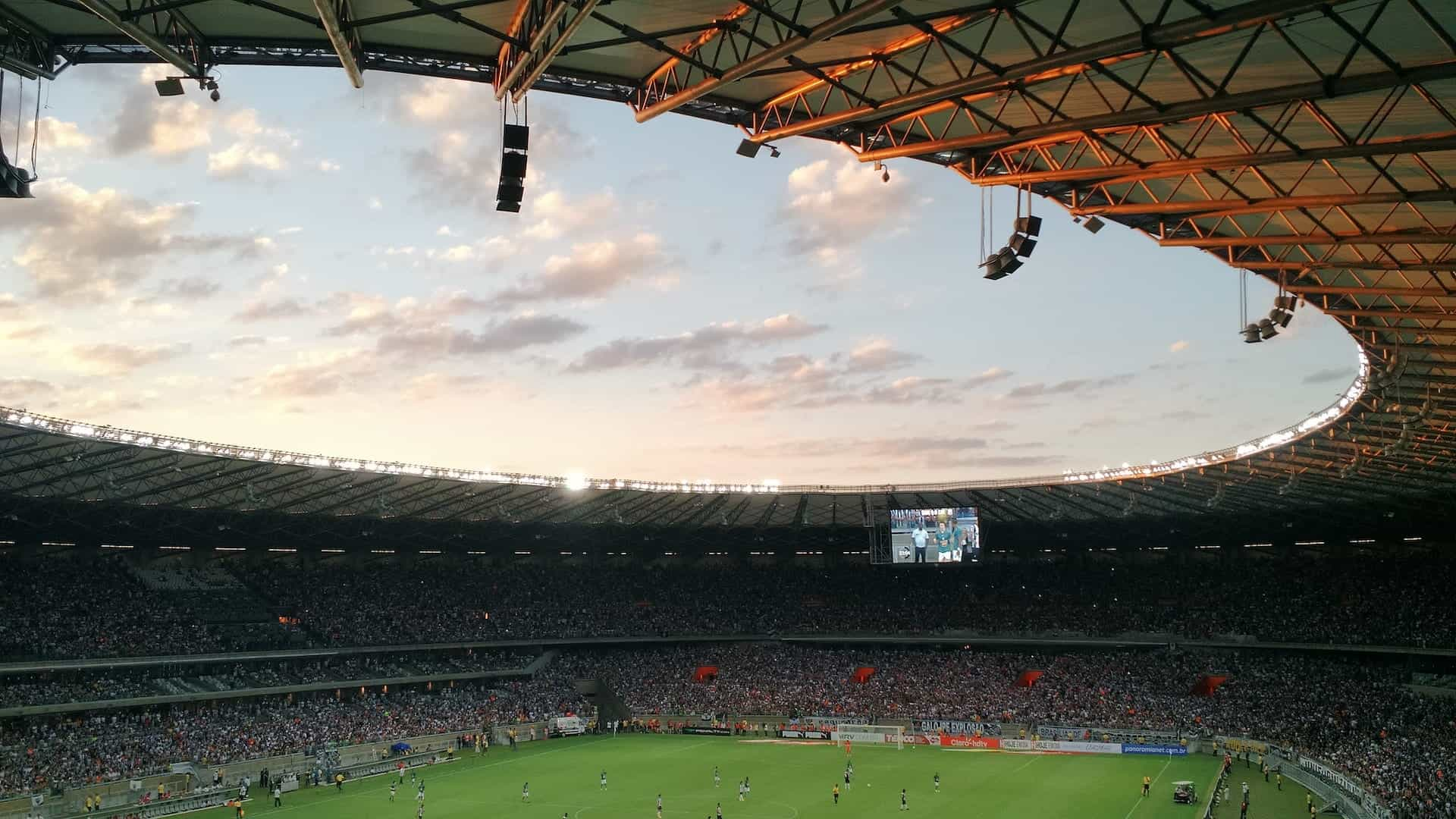 Estadio de fútbol durante un partido.