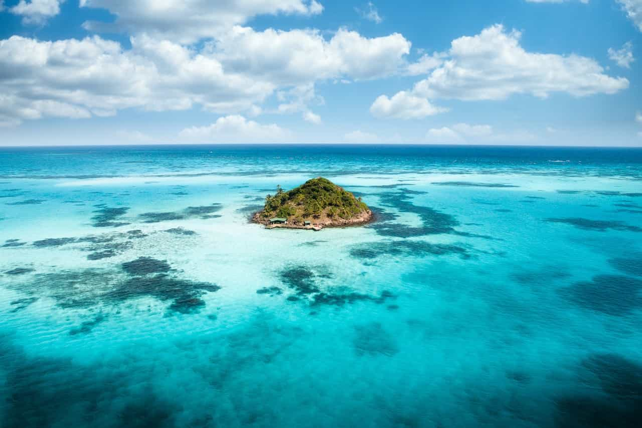 Pequeña isla del Caribe rodeada de aguas cristalinas.