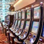 Máquinas tragamonedas en un casino.