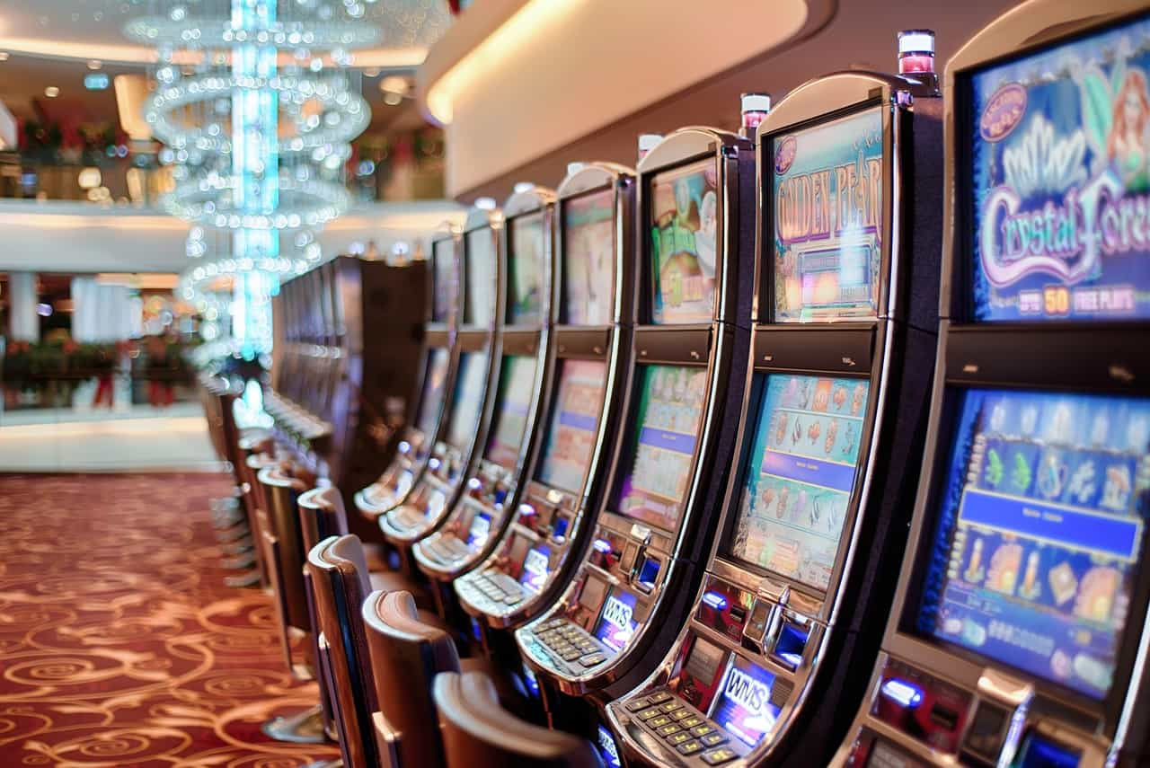 Máquinas tragamonedas en un casino.