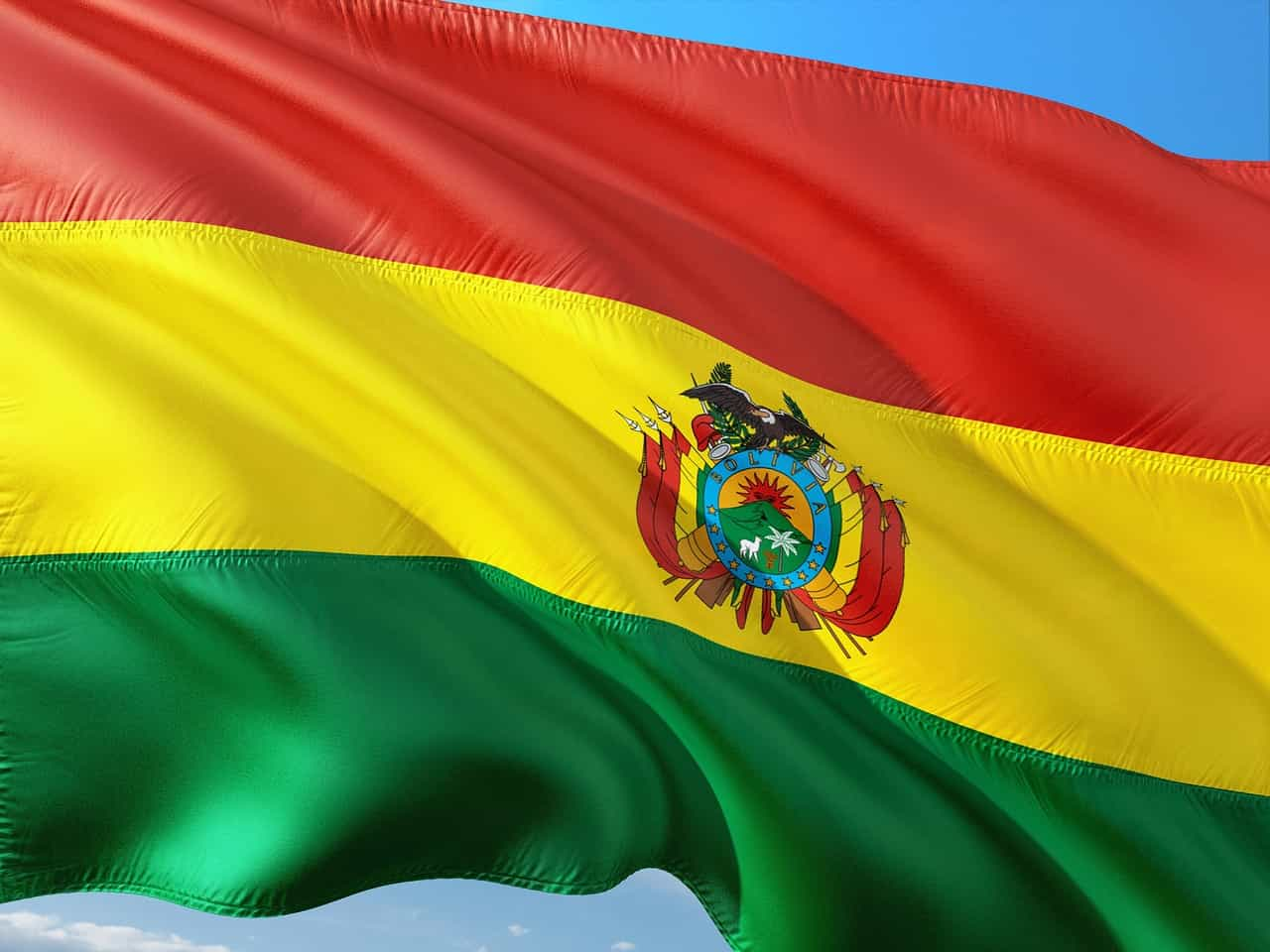 Bandera de Bolivia ondeando.