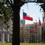 Banderas de Chile ondeando en plaza pública.