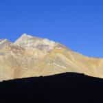 Montaña de Mendoza bajo cielo despejado.