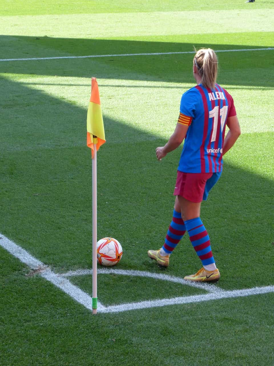 Alexia Putellas pateando un corner con la camiseta de Barcelona.