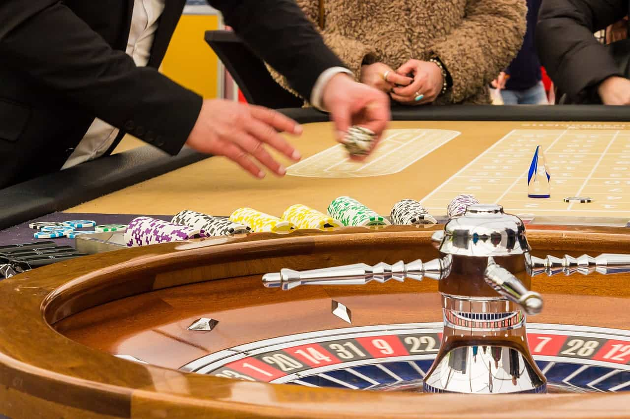 Persona poniendo fichas en mesa de ruleta en plena acción