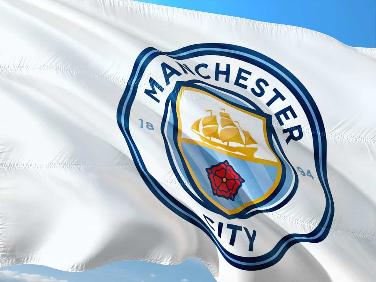 Bandera de Manchester City flameando.