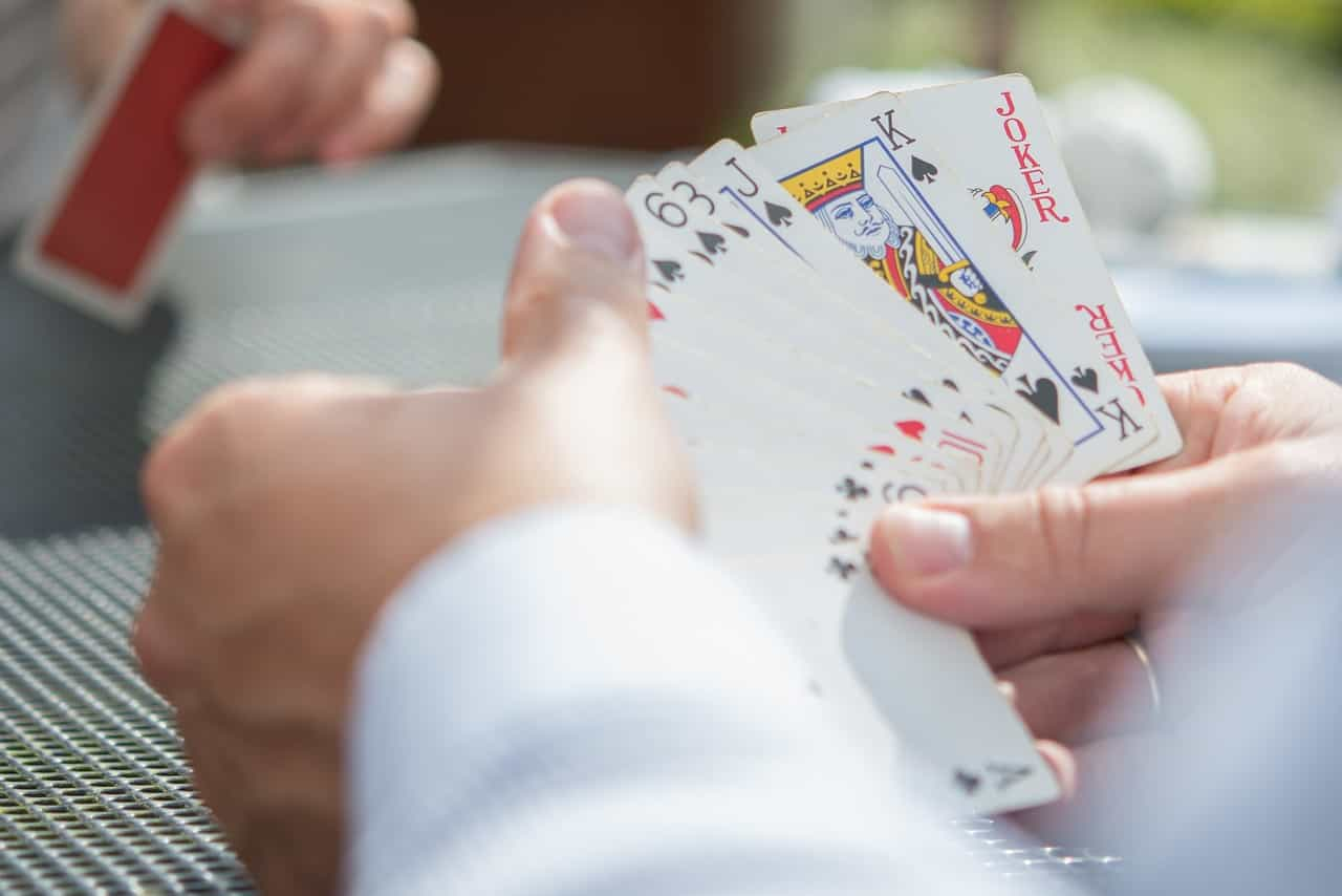 Cartas de póker en manos de una persona jugando.