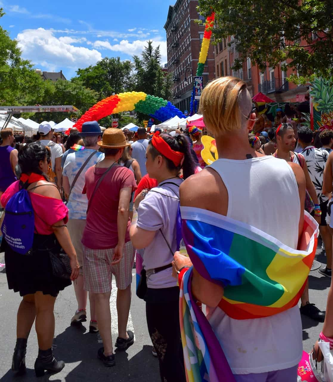 Jóvenes de espaldas en una marcha del orgullo LGBTIQ+.