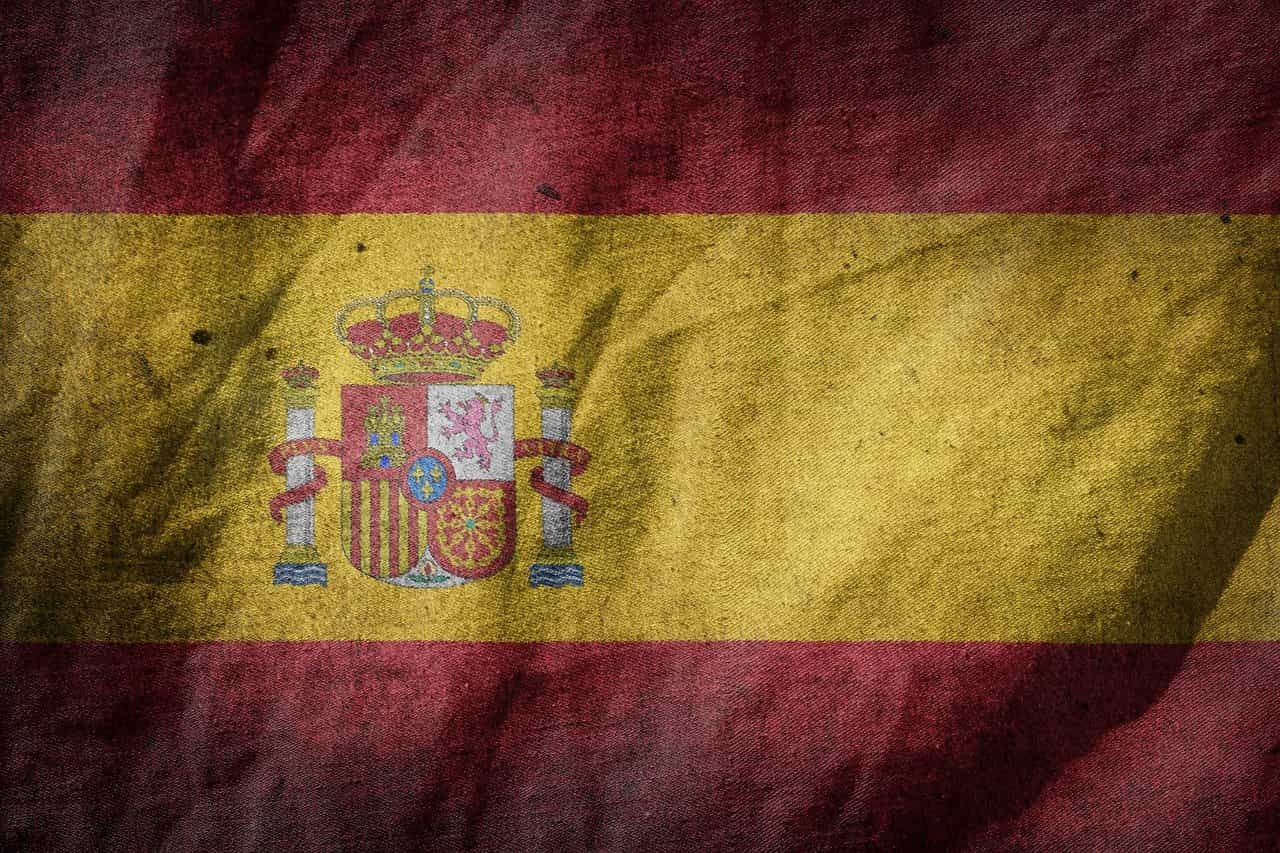 Bandera de España algo arrugada y sucia.