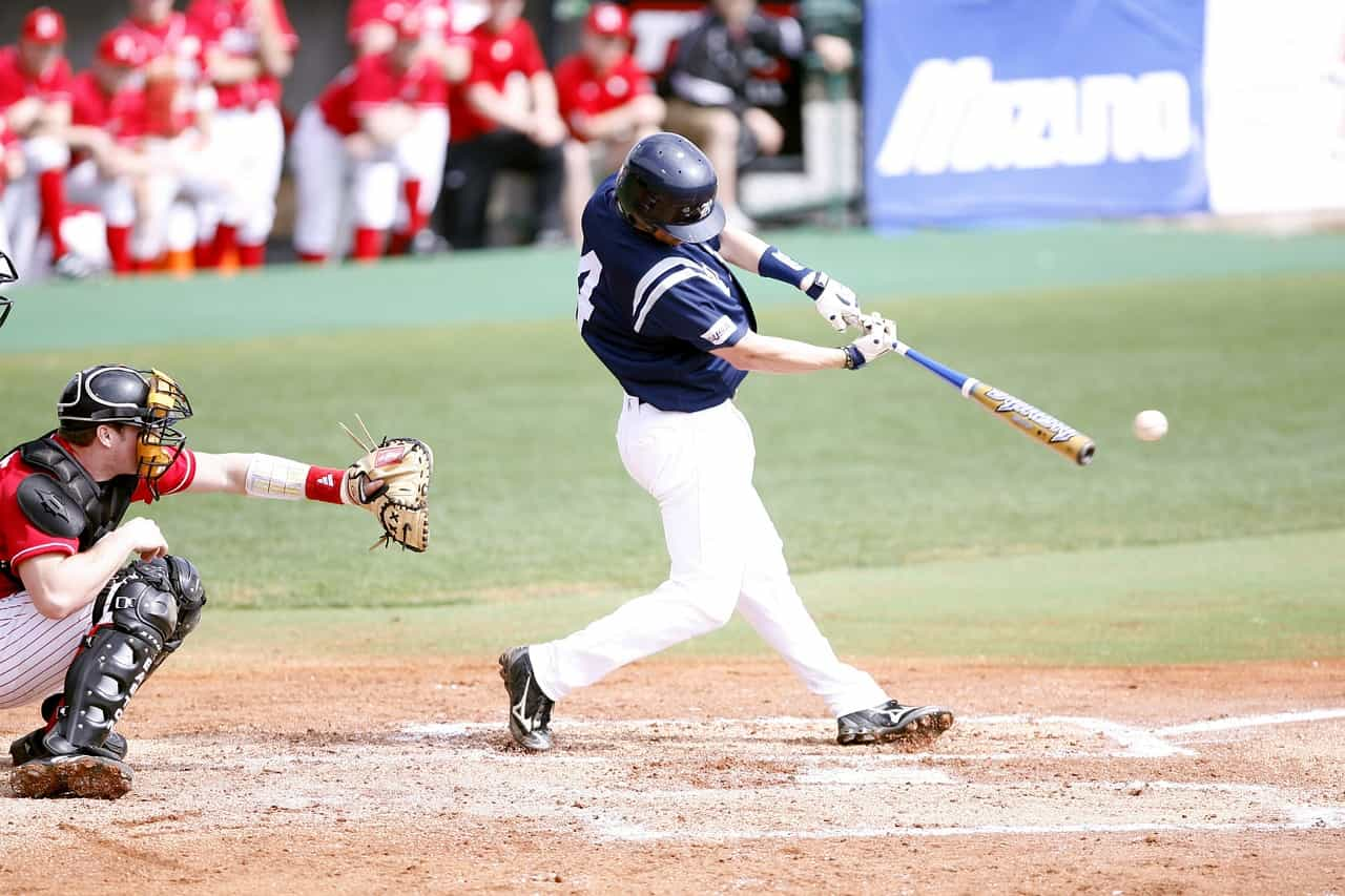 Jugador de béisbol bateando la pelota.