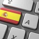 Teclado de ordenador portátil, con la tecla de mayúscula pintada con la bandera de España.