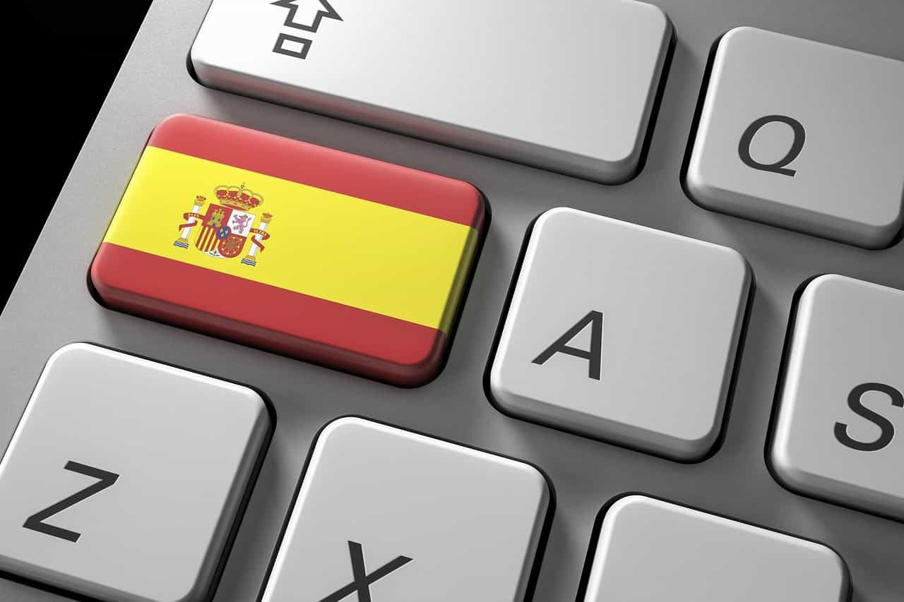 Teclado de ordenador portátil, con la tecla de mayúscula pintada con la bandera de España.