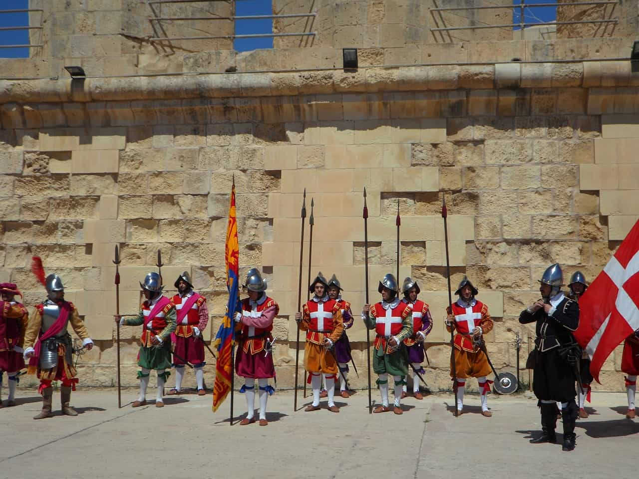 Caballeros de Malta con sus armaduras y blasones.