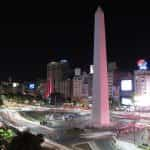 Obelisco en la Avenida 9 de Julio en la Ciudad de Buenos Aires.