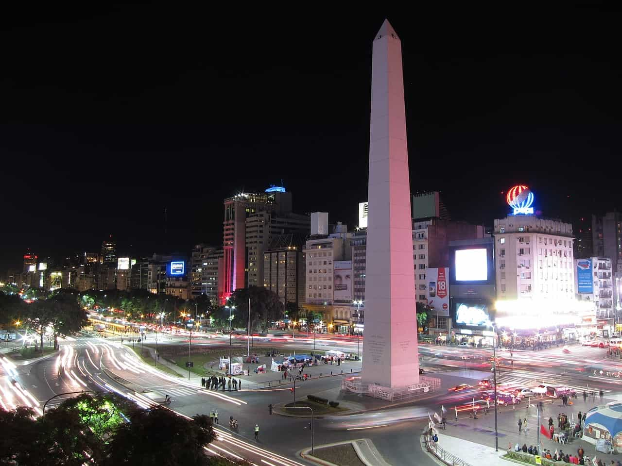 Obelisco en la Avenida 9 de Julio en la Ciudad de Buenos Aires.