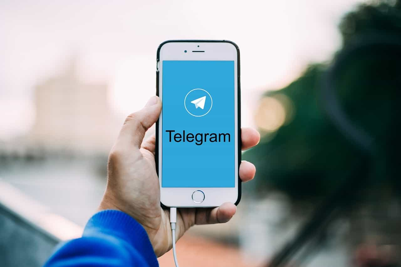 App de Telegram abriéndose en un teléfono iPhone.