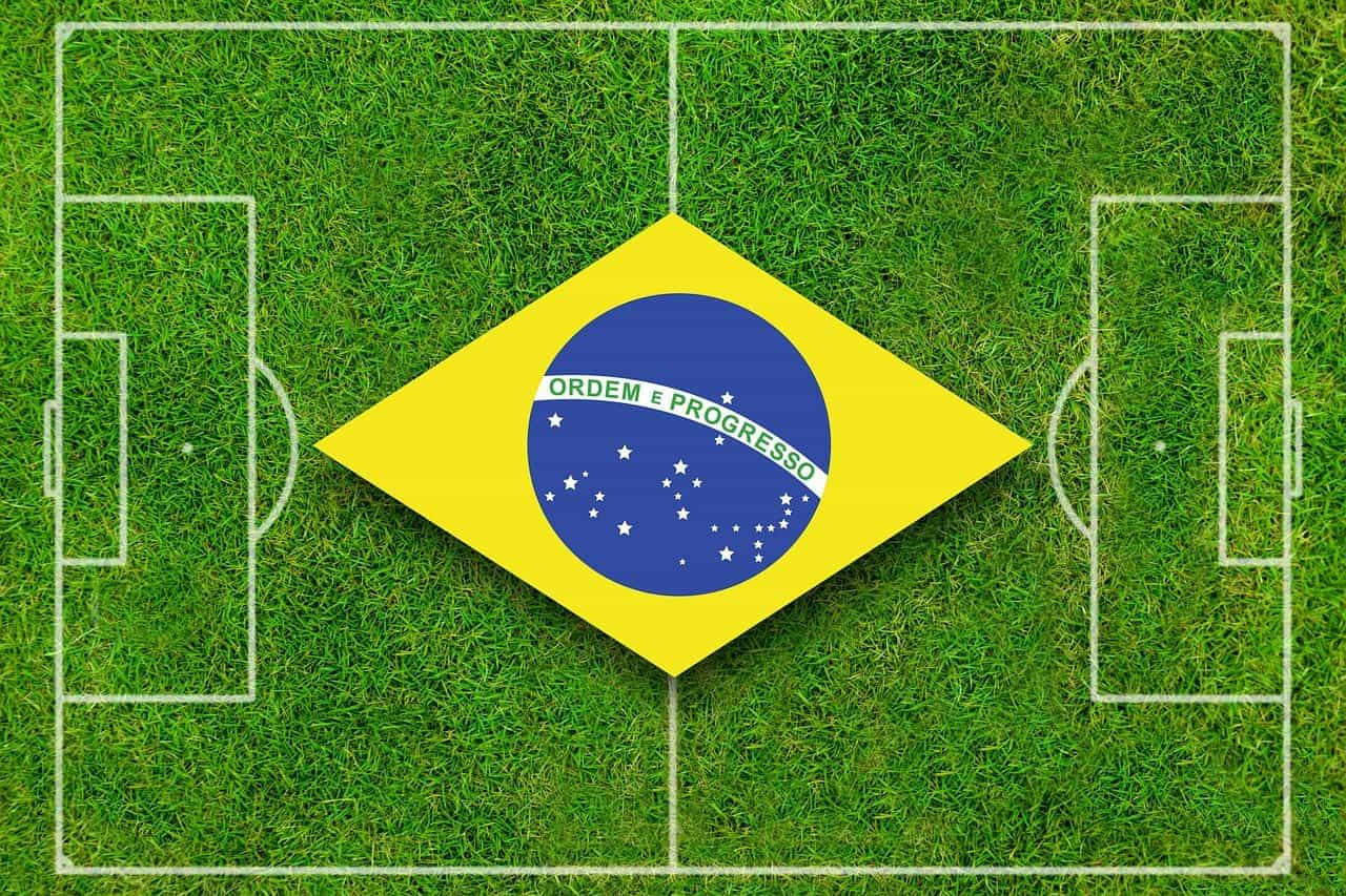 Bandera de Brasil sobre un gramado de fútbol.