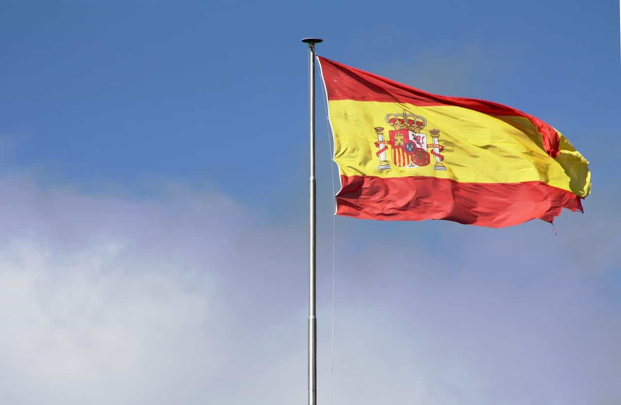 Bandera de España flameando desde un mástil.