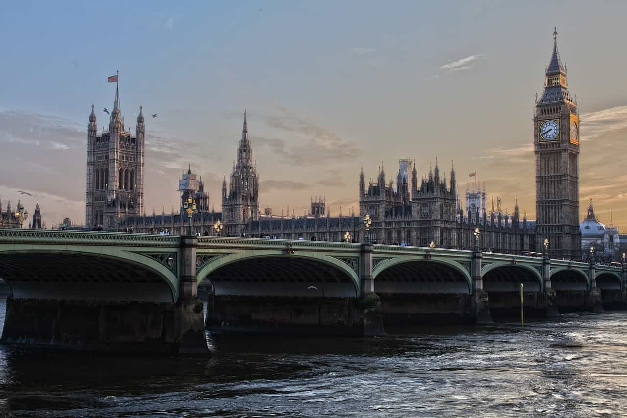 Big Ben y otros edificios del centro de la ciudad de Londres, Inglaterra.