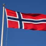 Bandera de Noruega ondeando desde un mástil.