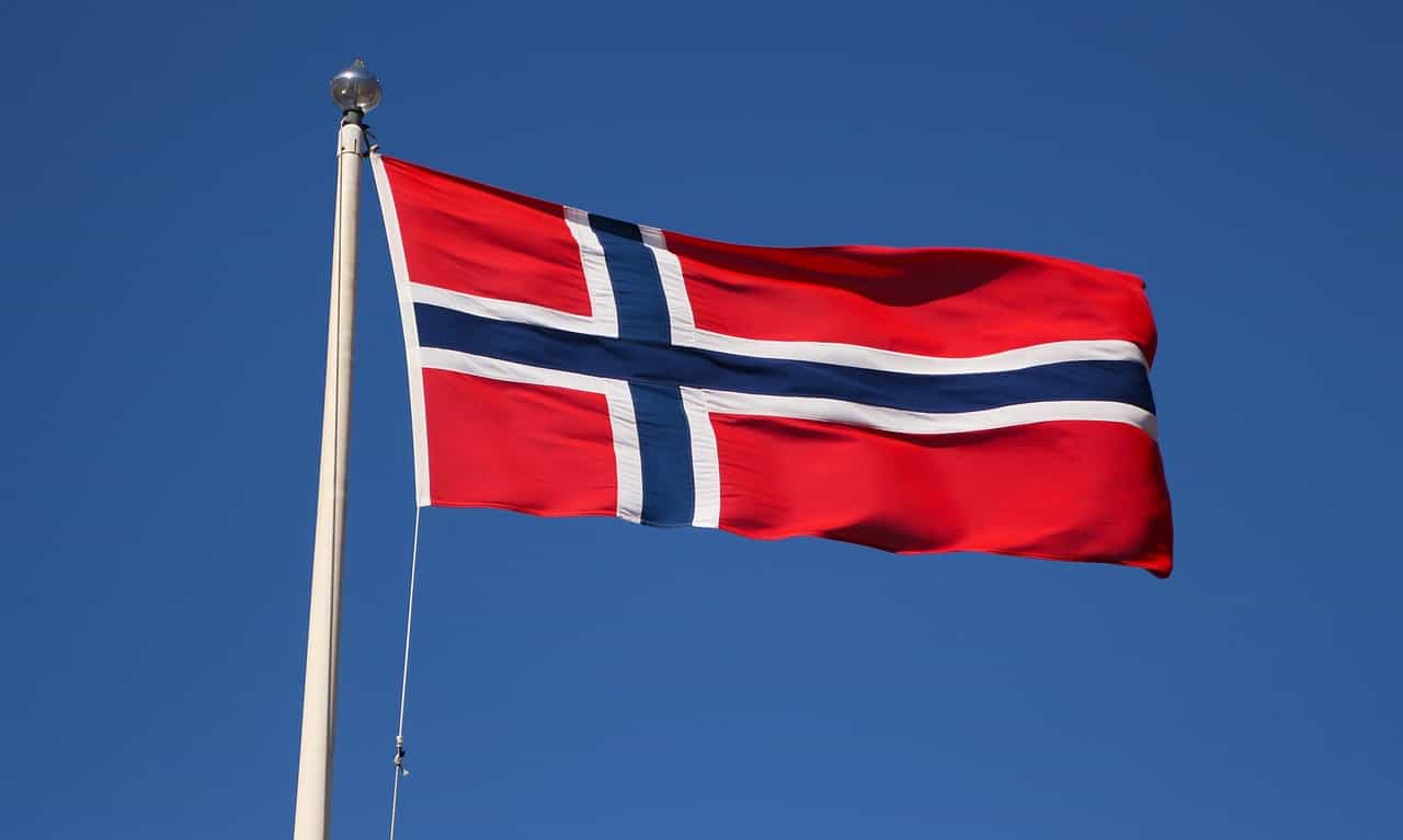 Bandera de Noruega ondeando desde un mástil.