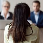 Mujer en una reunión de negocios.