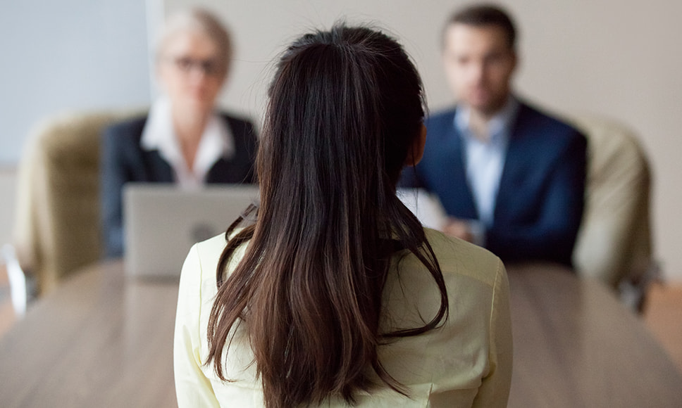 Mujer en una reunión de negocios.