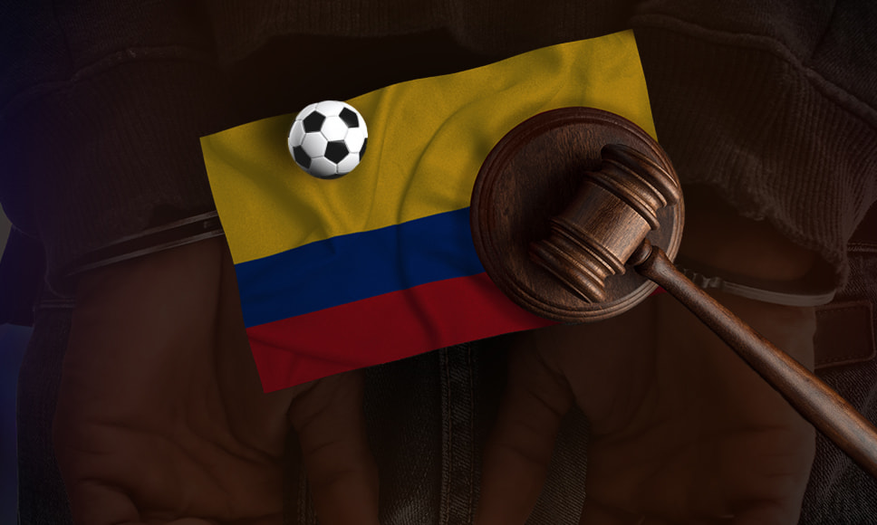 Bandera colombiana con un balón de fútbol y un mazo de juez.