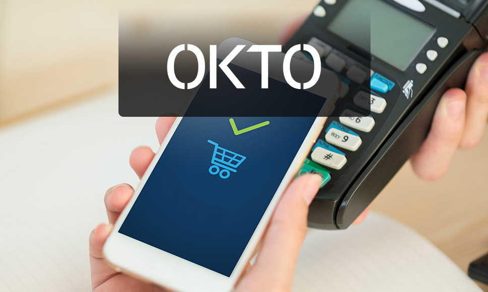 Teléfono móvil y terminal de pagos con el símbolo de OKTO.